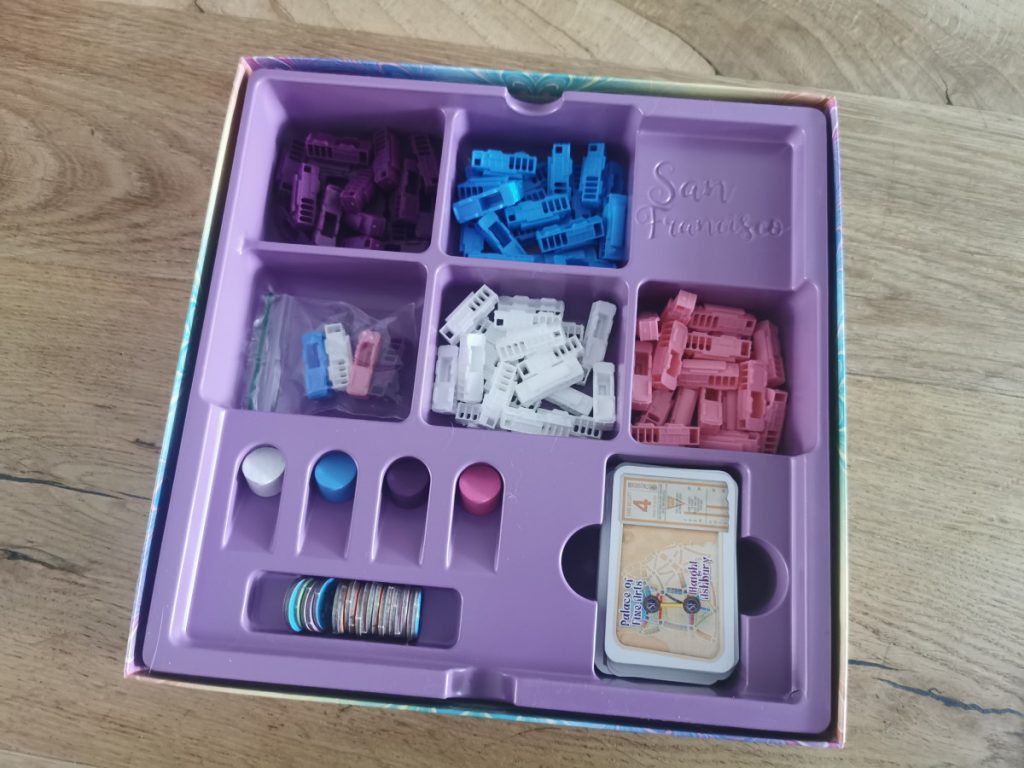 Alle spelonderdelen kan je eenvoudig opbergen in de doos